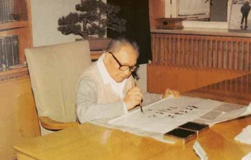 1981年*小平邓**会见金庸,世界上有几种社会主义?金庸:不能一概而论