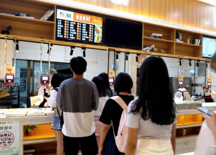 南方大叔做特色小吃每年赚千万,23岁小伙自创10元小吃月入50000