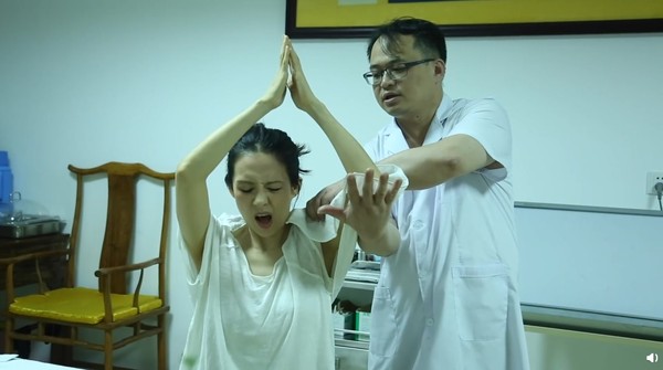 章子怡摔东西视频,章子怡拍戏摔倒