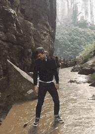 今天过来按脚，恰巧碰见了前女友，我该怎么化解尴尬呢？哈哈哈