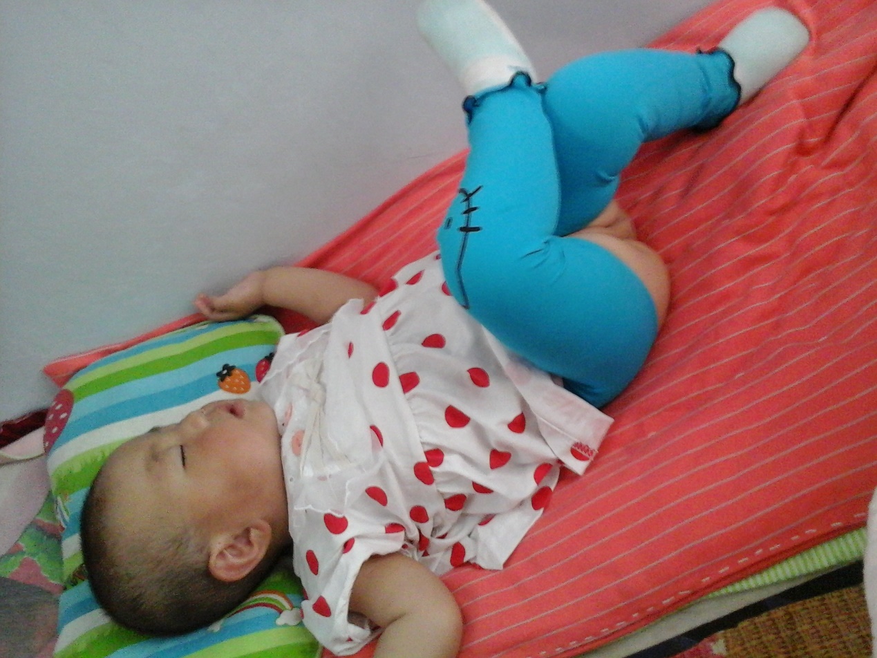 宝宝睡觉投降式姿势更容易惊着吗,婴儿投降式睡觉聪明