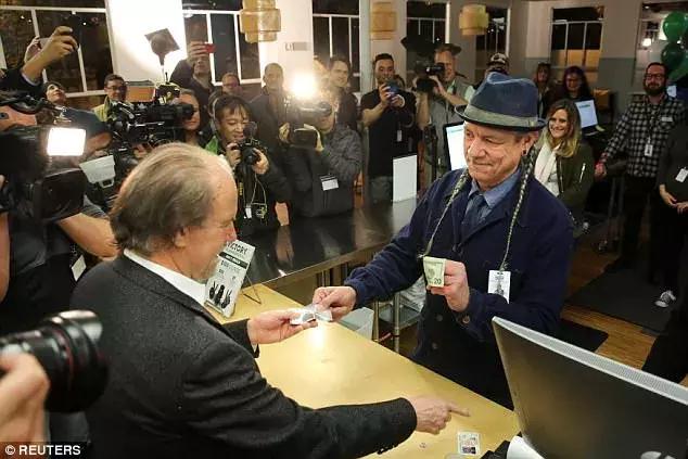 纽约夜晚的神秘蓝光,纽约奇异蓝光笼罩夜空外星人降临