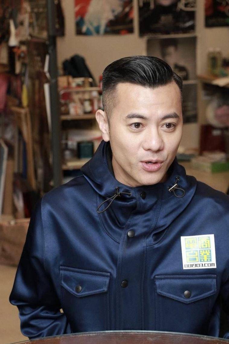 冒险闯英！香港著名男歌手为观看足球赛事前往英国：做好防护