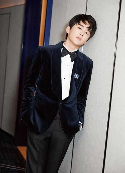 张新成露背西装同款,县委大院张新成撑伞照片