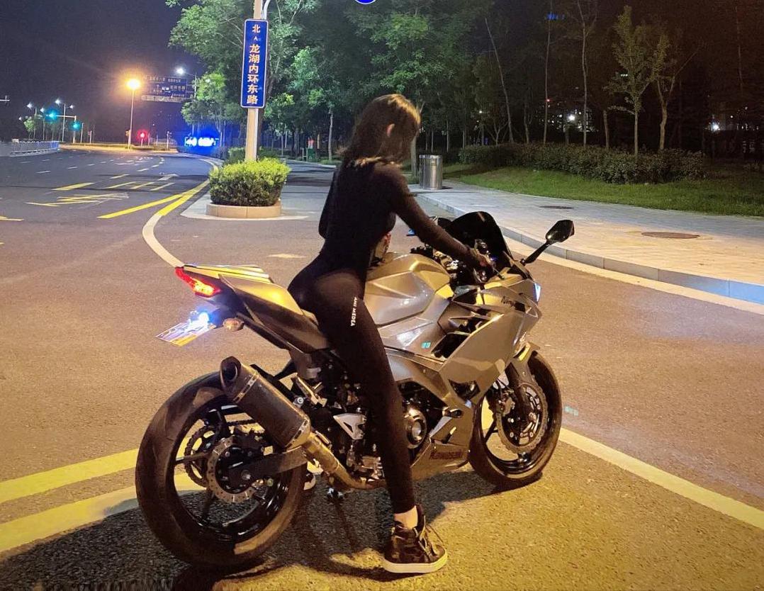 小姐姐骑川崎ninja650,小姐姐骑川崎ninja400摩托车