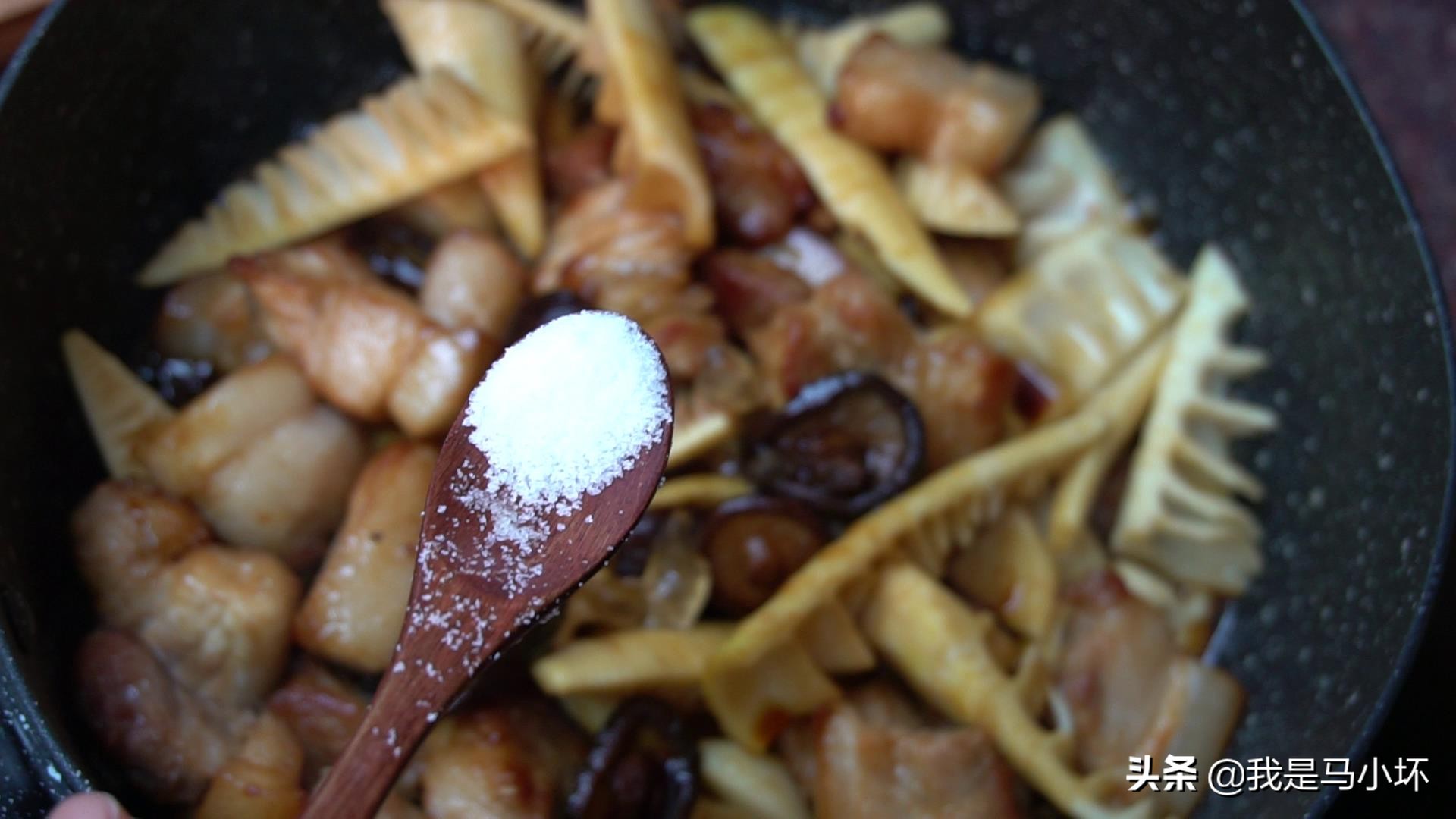 客家人最爱春笋这做法，咸香开胃好下饭，出锅拌汁都能吃3碗饭