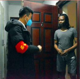 锦旗的背后故事,锦旗背后的故事警察