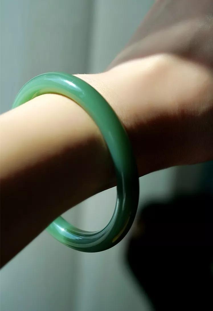 穿金戴银真的能走运吗,穿金显富贵戴玉保平安