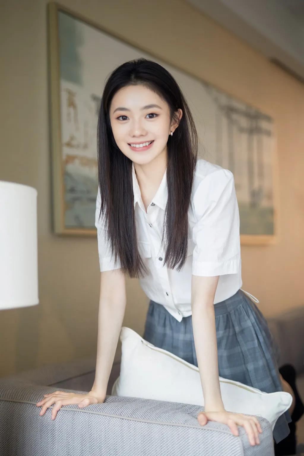 超减龄穿搭法则被杨超越狠狠拿捏,杨超越水手服穿搭