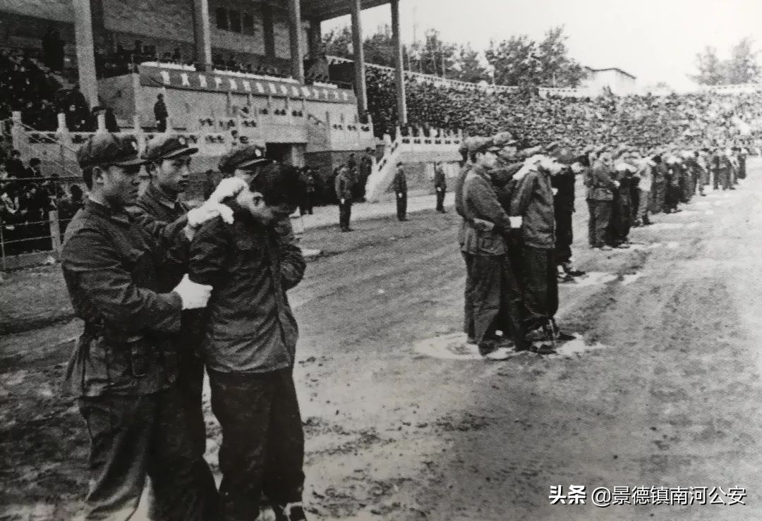 珍贵实拍70年代,一张图看警服的变迁