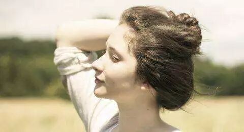 年龄大了头发变细软什么原因,头发细软是什么原因怎么改善