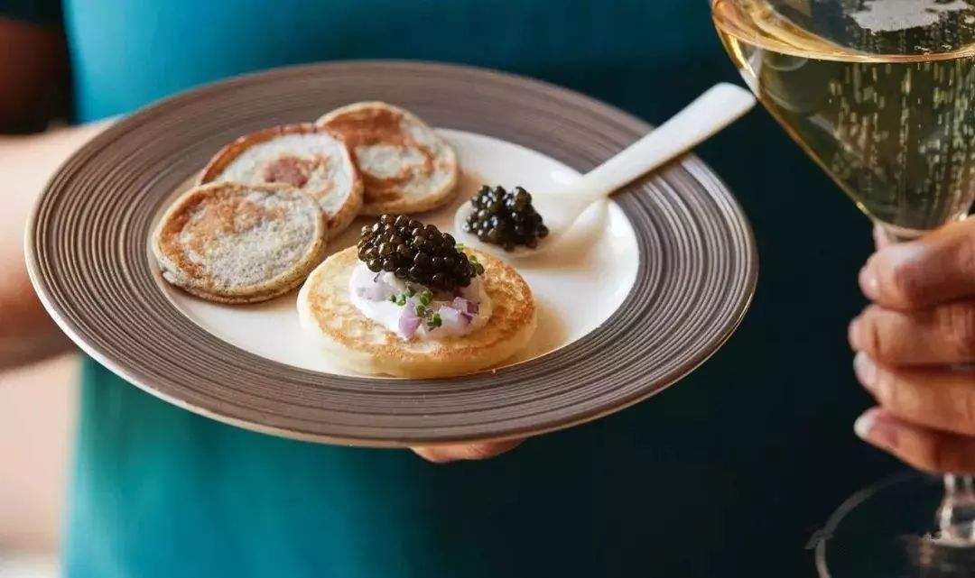 顶级鱼子酱真的好吃吗,百年才能上餐桌的鱼子酱价格昂贵