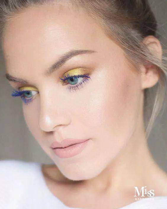 很多品牌推出各种颜色的睫毛膏，却孤零零地躺在专柜里无人问津