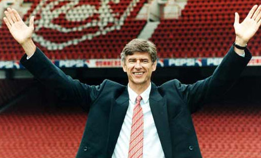 温格执教生涯最后一次对阵曼联,站在观众席的温格