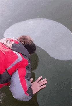 搞笑gif你以为我会乖乖地转圈吗,打着伞跳舞搞笑视频