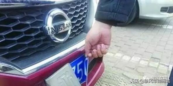 车牌弯了掰回来可以上路吗,车牌被人掰了上路