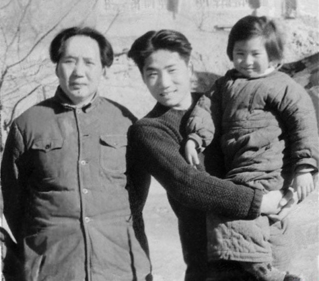 49年毛岸英大婚，酒至半酣时，毛主席摆摆手：你来，我给你个礼物