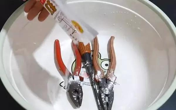 生锈的工具用醋泡有用吗,时间久了工具生锈怎么办