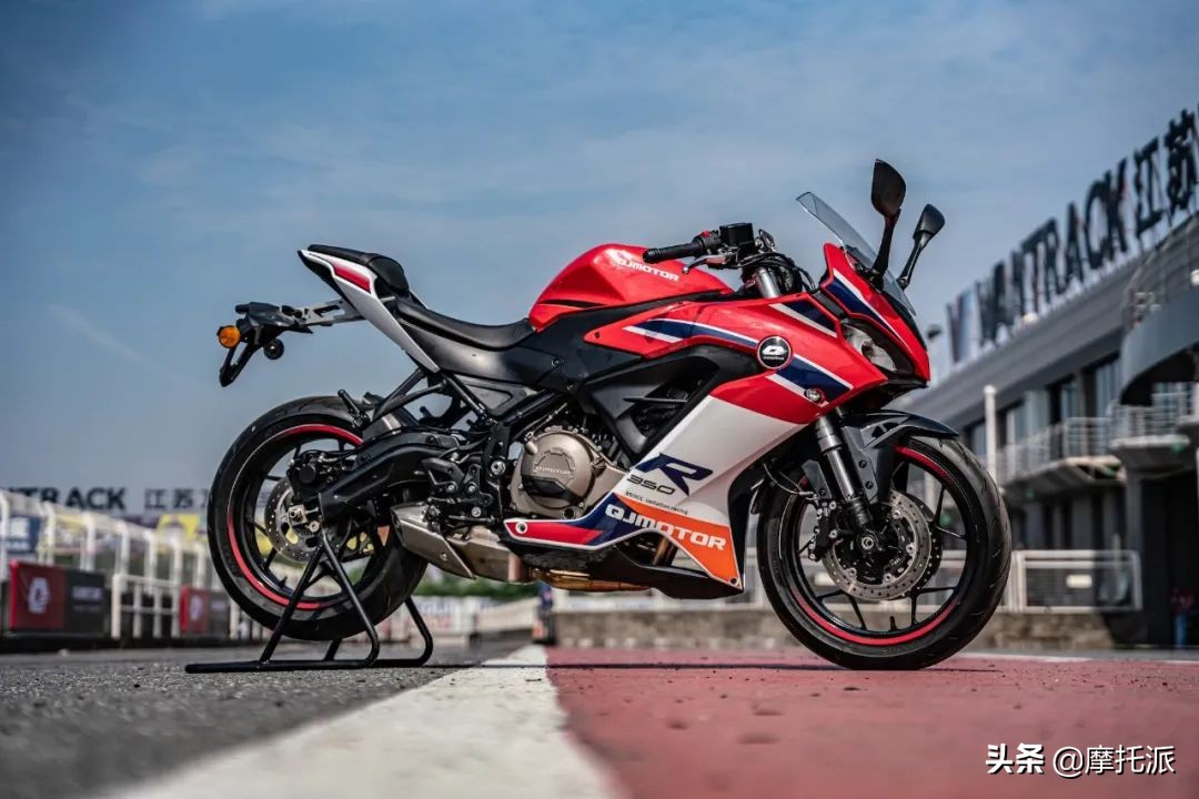 QJMOTOR赛350正式上市，28999元的全新双缸跑车入列