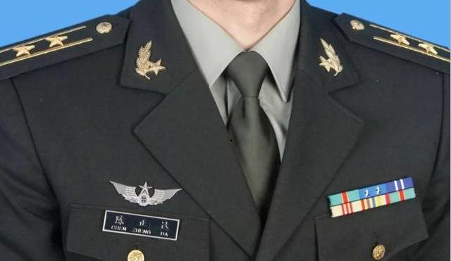 教你如何识别我军军官的级别大小，只看胸前的资历章就行了