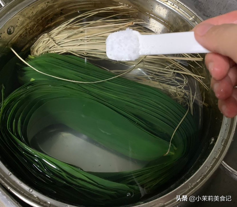 煮粽子叶子的时候要加什么,煮粽子怎样使叶子不变黄