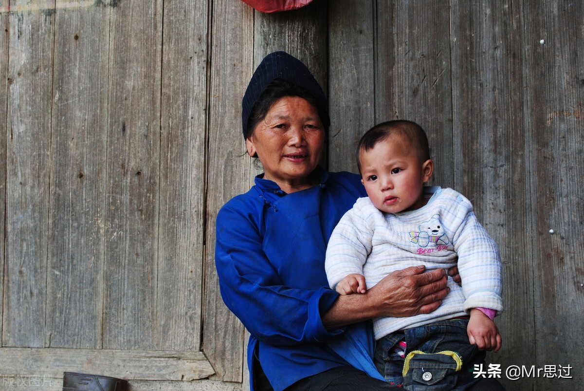 一个农村村干部从一个人人夸赞的好干部到人人骂，他犯了什么错？