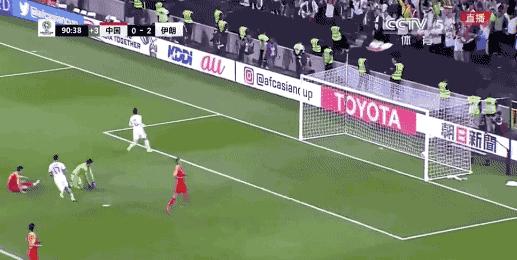 国足被伊朗淘汰后球迷的反应,国足0:3伊朗被淘汰