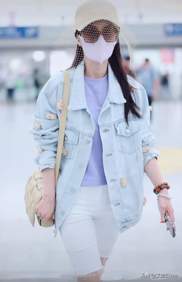 黄圣依机场穿羽绒服 (黄圣依穿休闲装在机场)