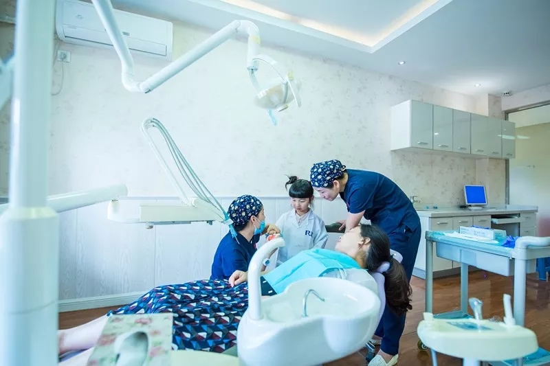 看牙贵早已成为无数人心中的痛点,看牙那么贵为什么不享受医保