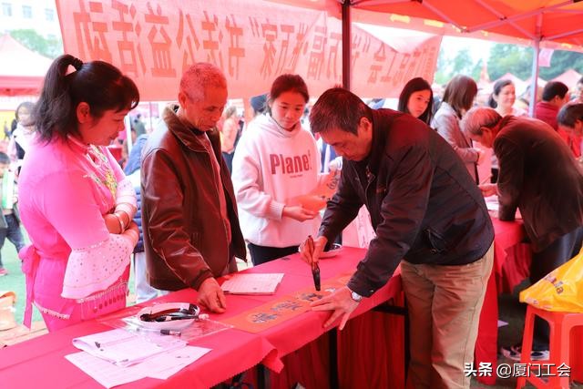 市总工会双节送温暖活动启动,总工会送文化到基层