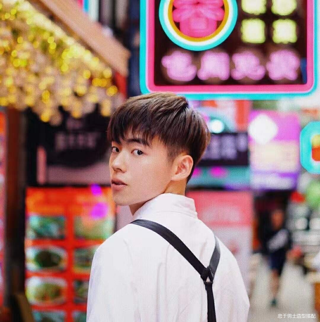 中年男士两边铲光再刻两道痕发型,男士发型两边铲短发定位烫