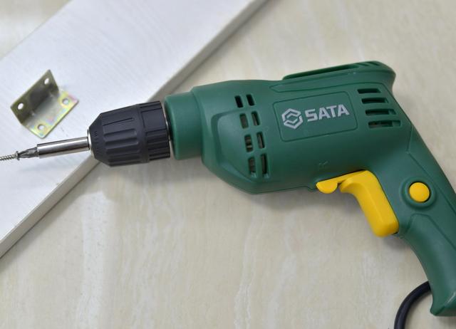 安装踢脚线会弄坏电线吗,装修公司踢脚线装错