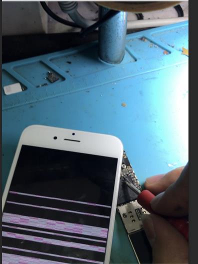 苹果6s不定时花屏重启维修