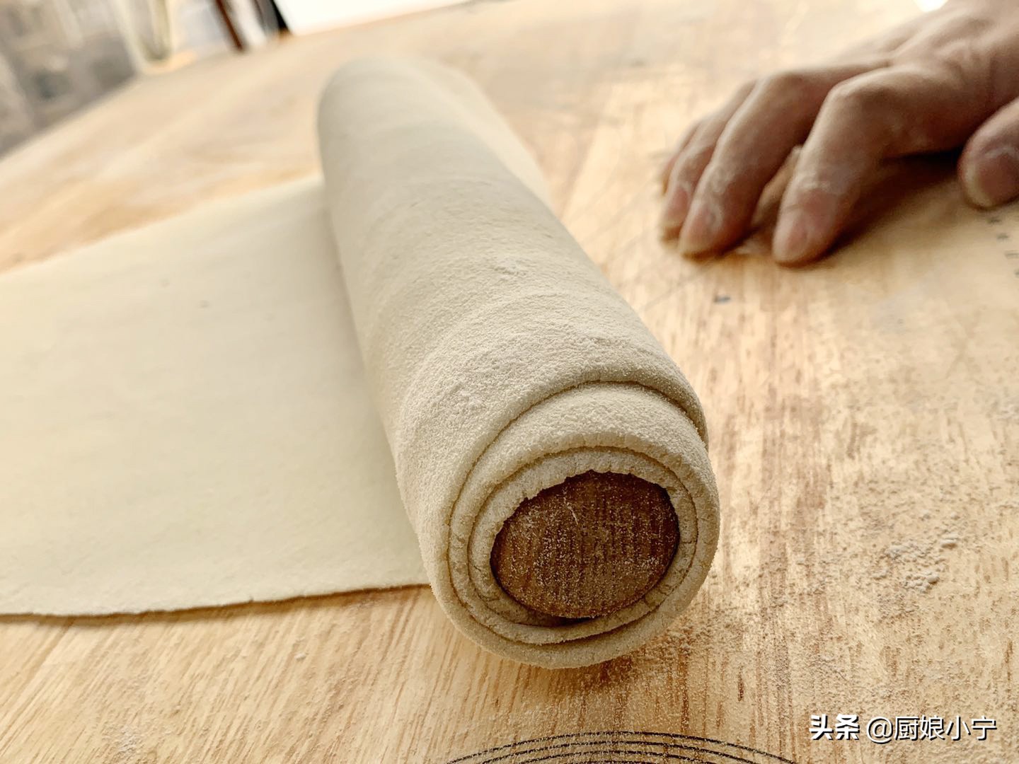 手擀面爽滑劲道有妙招，这样做不断不糟不发硬，北方老一辈做法