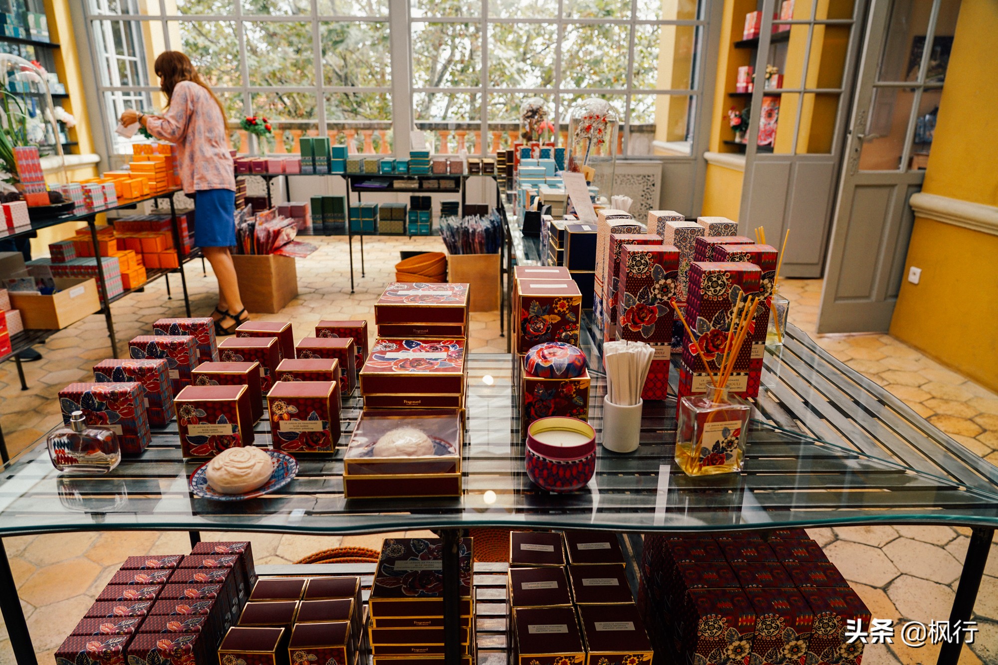 比巴黎浪漫还安全，南法海边的这几个风情小镇，好莱坞电影取景地