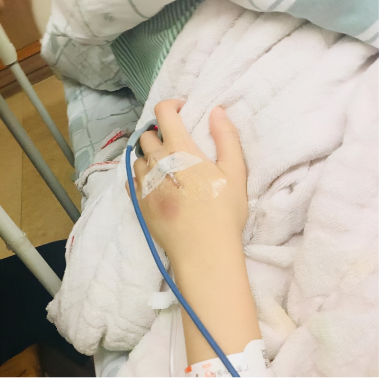 平躺感觉腰只有一边受力,平躺骨盆疼痛抬不起腿