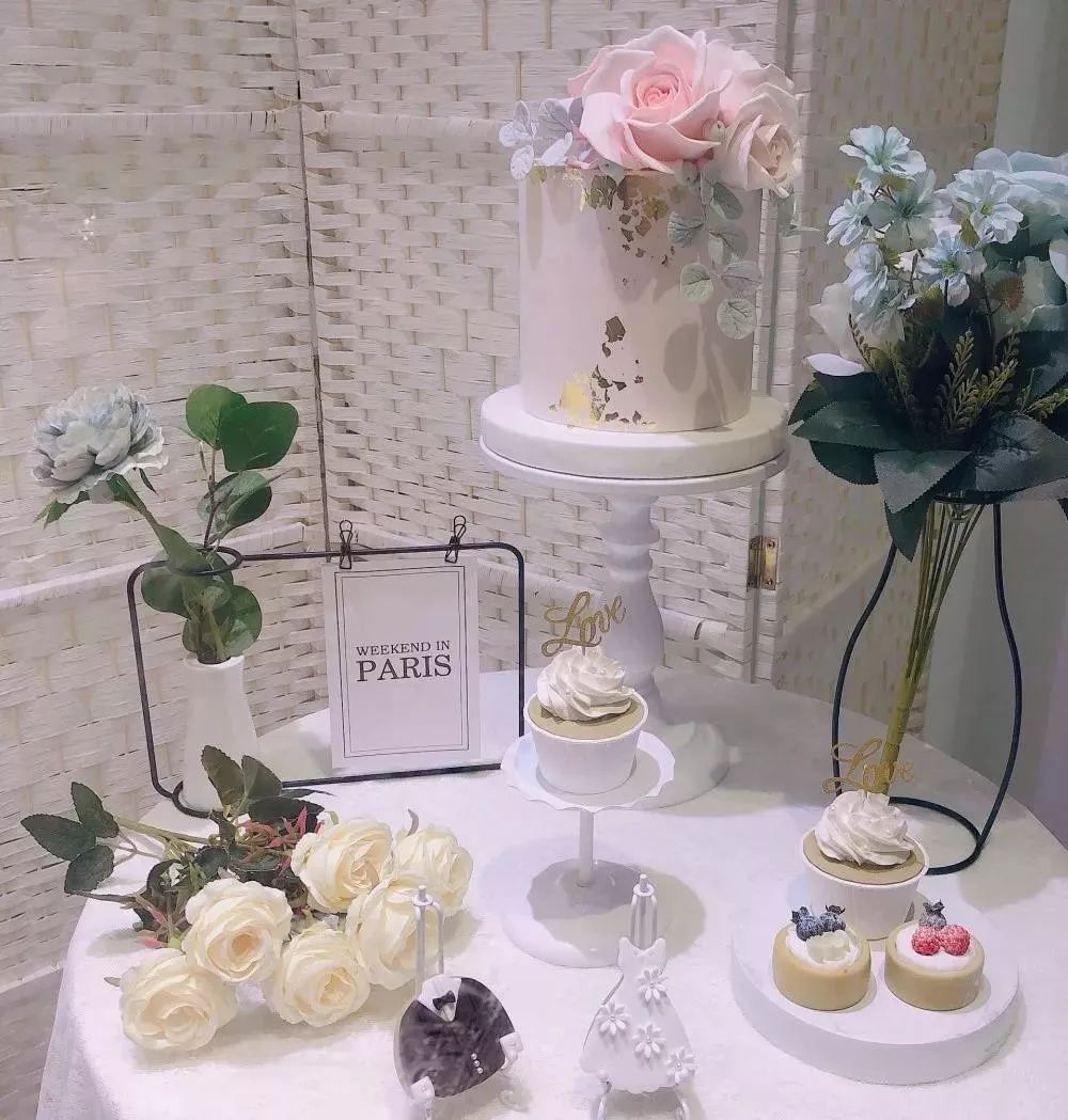 圆每个妹剂C的公主梦，这家店现在婚纱免费试，饮品+蛋糕请你食