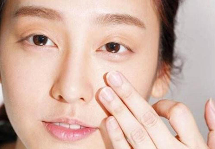 素颜霜遮瑕和粉底的先后顺序,化妆时是先上防晒还是粉底