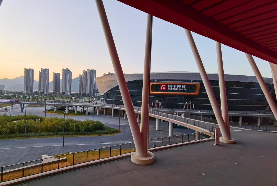 全域旅游星空屋顶“砚生水墨”.来肇庆新区体育中心领略现代美学