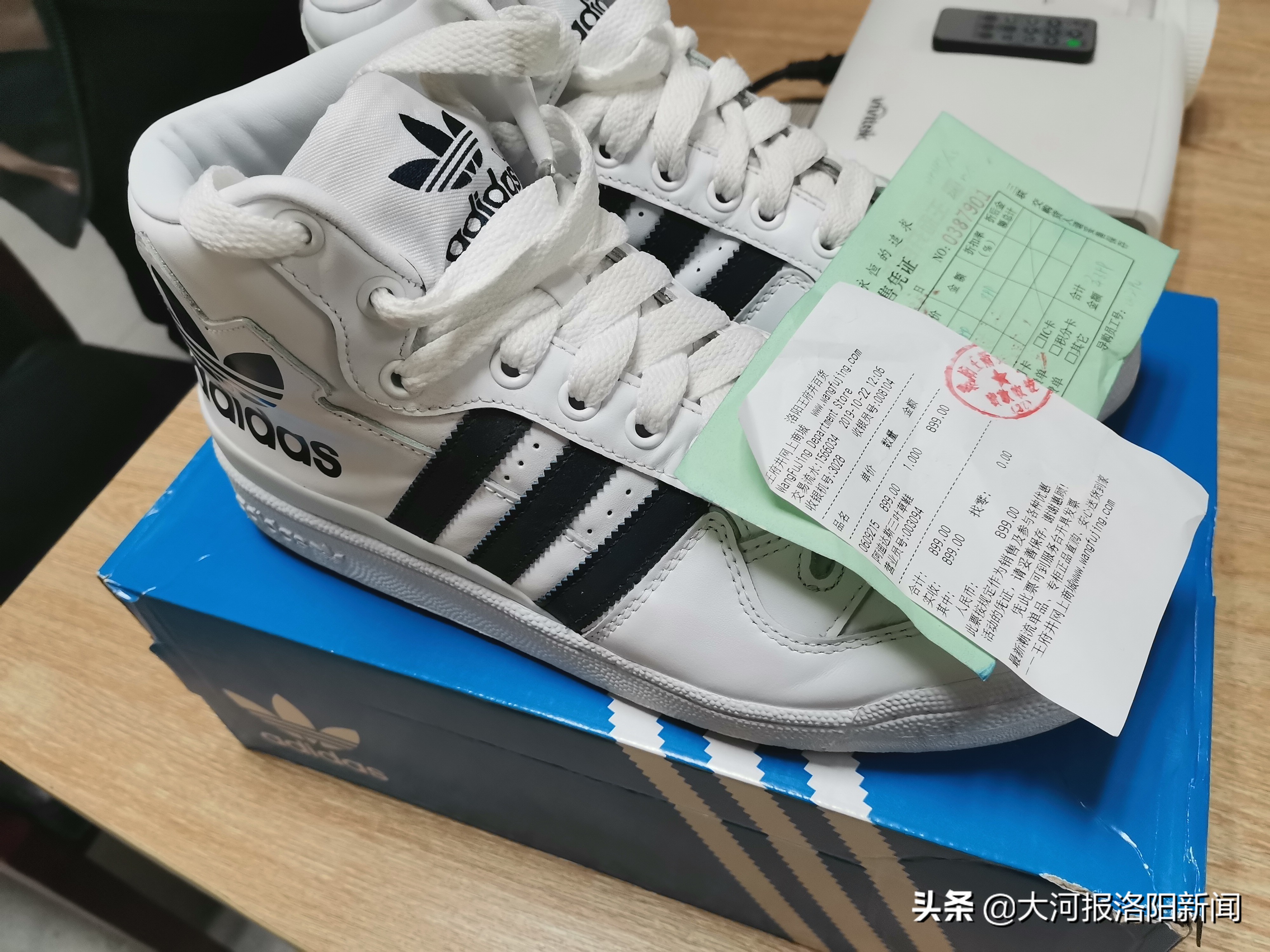 阿迪男士鞋500块钱左右,阿迪达斯男款鞋一千块