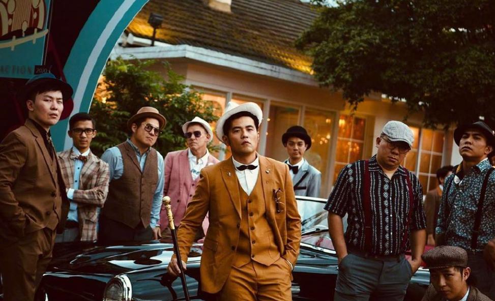 周杰伦比赛也不忘耍帅,周杰伦通宵带队友疯狂冲上王者