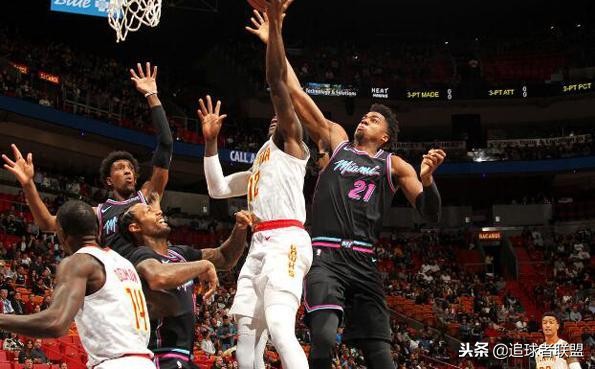 队魂！梦幻脚步+神龙摆尾+钉板大帽，韦德第一时间安慰他错失绝杀