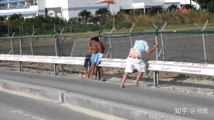 世界上十大危险机场的视频,世界公认最危险的十大机场