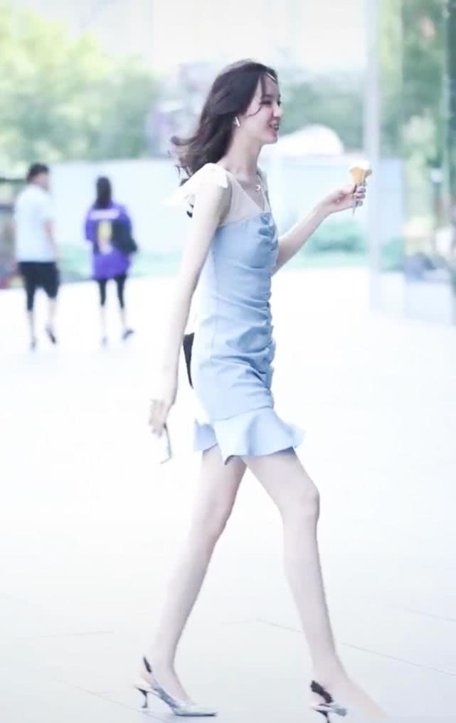 啥操作？现在穿裙子要搭“啄木鸟鞋”才好看，潮女实践后果真是