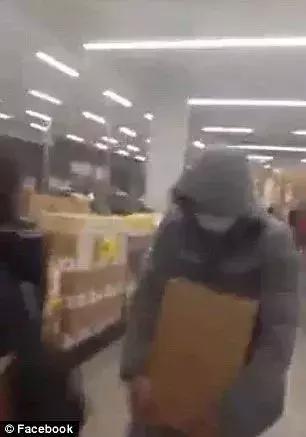 澳洲华人在超市买奶粉被骂,中国人在澳大利亚买奶粉事件