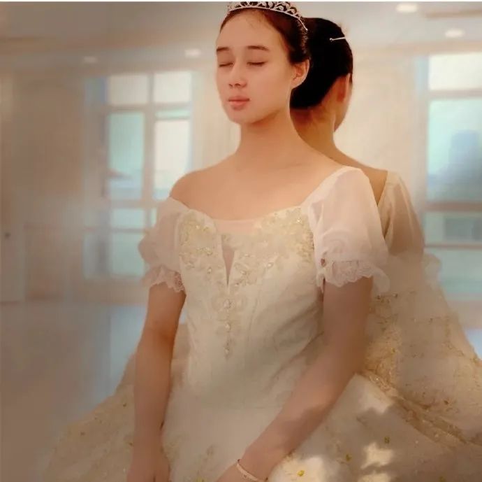 赌王女儿何超盈为什么那么胖了,赌王小公主何超欣近照曝光