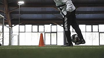 实况足球手机版花式过人技巧,五个过人小技巧