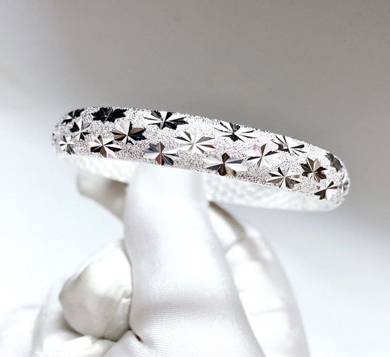 银饰变黑的原因,银饰变黑是什么原因引起的