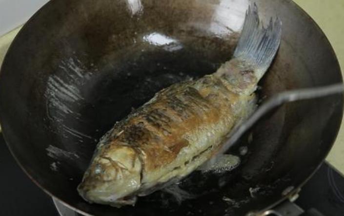 煎鱼总粘锅,别再怨锅了,大厨教你3个技巧,不粘锅不破皮,管用