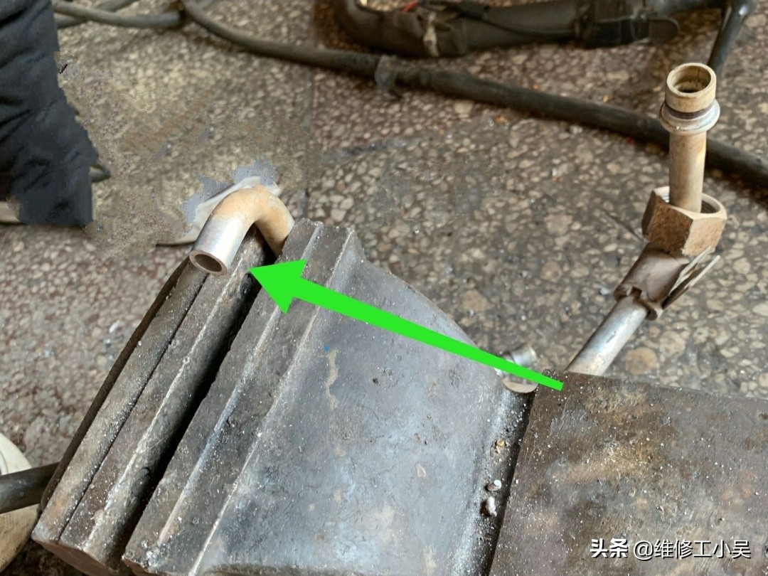 空调修理师傅泄漏氟利昂,汽车空调管道漏氟维修多少钱